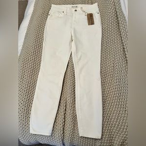 Madewell High Riser Jean in white.